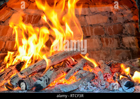 Pizza Ofen Heizung durch die Verbrennung von Buche, Birke, Hainbuche, hohe Temperatur- und speziellen Geruch, fast fertig Stockfoto