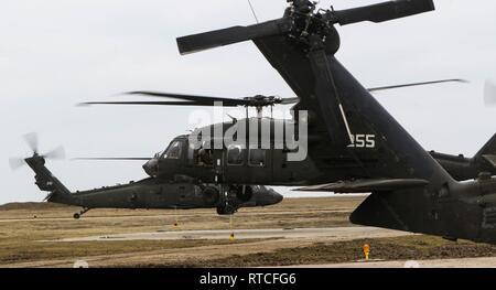 UH-60 Blackhawks mit 3 Kampfhubschrauber Bataillon, 1 Aviation Regiment, 1 Combat Aviation Brigade, 1 Infanterie Division in Fort Riley, Kansas schweben und für die Landung vorbereiten Nach Mihail Kogalniceanu Air Base, Rumänien anreisen, am 16. Februar 2019. Die Luftfahrt ist in Osteuropa Atlantic lösen, eine gemeinsame und multinationalen Engagement Bereitschaft zu errichten und die Bindung zwischen NATO-Partnerstaaten zu unterstützen. Stockfoto