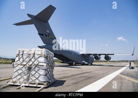 Eine C-17 Globemaster III liefert humanitäre Hilfe von Homestead Air Reserve Base, FL Cucuta, Kolumbien 16. Februar 2019. Diese Mission wurde im Auftrag des US-Außenministerin geplant, in enger Abstimmung mit USAID und mit Zustimmung der Regierung von Kolumbien. Die Rolle des US-Militärs in dieser friedlichen Mission ist für den Transport benötigt dringend Hilfe, die Kolumbien für eventuelle Verteilung, die durch die Hilfsorganisationen auf den Boden für die Venezolaner von der sich rasch verschlechternden Krise in ihrem Land betroffen. Diese humanitäre Mission unterstreicht die Firma Kom der Vereinigten Staaten Stockfoto