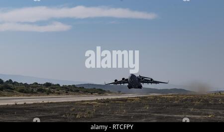 Eine C-17 Globemaster III liefert humanitäre Hilfe von Homestead Air Reserve Base, FL Cucuta, Kolumbien 16. Februar 2019. Diese Mission wurde im Auftrag des US-Außenministerin geplant, in enger Abstimmung mit USAID und mit Zustimmung der Regierung von Kolumbien. Die Rolle des US-Militärs in dieser friedlichen Mission ist für den Transport benötigt dringend Hilfe, die Kolumbien für eventuelle Verteilung, die durch die Hilfsorganisationen auf den Boden für die Venezolaner von der sich rasch verschlechternden Krise in ihrem Land betroffen. Diese humanitäre Mission unterstreicht die Firma Kom der Vereinigten Staaten Stockfoto