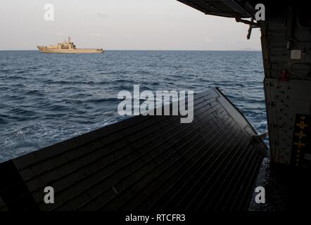 Golf von Thailand (Feb. 16, 2019) - Der Royal Thai Navy Landing Platform Dock Schiff HTMS Angthong (LPD 791) Transite neben dem amphibious Transport dock Schiff USS Green Bay LPD (20) Vor einer amphibischen Übung im Golf von Thailand. Green Bay, Teil der Wasp amphibischen bereit, Gruppe, mit Eingeschifft 31 Marine Expeditionary Unit (MEU), in Thailand, die in der Übung Cobra Gold 2019 zu beteiligen. Cobra Gold ist eine multinationale Übung von Thailand und den Vereinigten Staaten gefördert werden, ist entworfen, um die regionale Sicherheit und wirksame Reaktion auf die Krise Kontingenzen durch ein robustes mul vorzurücken Stockfoto