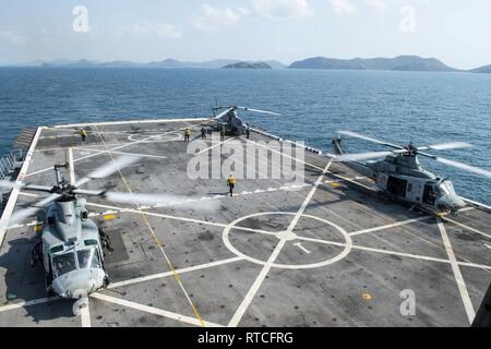 Golf von Thailand (Feb. 16, 2019) - UH-1Y Huey Hubschrauber, zugeordnet zu den Marine Light Attack Helicopter Squadron (HMLA) 267, bereite aus dem Flight Deck des amphibious Transport dock Schiff USS Green Bay LPD (20) in der Vorbereitung für eine amphibische Übung mit dem Royal Thai Navy. Green Bay, Teil der Wasp amphibischen bereit, Gruppe, mit Eingeschifft 31 Marine Expeditionary Unit (MEU), in Thailand, die in der Übung Cobra Gold 2019 zu beteiligen. Cobra Gold ist eine multinationale Übung von Thailand und den Vereinigten Staaten gefördert werden, ist entworfen, um die regionale Sicherheit und eff voraus Stockfoto