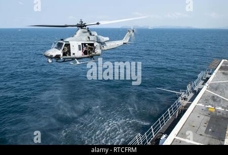 Golf von Thailand (Feb. 16, 2019) - Ein UH-1Y Huey Hubschrauber, der Marine Light Attack Helicopter Squadron (HMLA) 267, weg von der Flight Deck des amphibious Transport dock Schiff USS Green Bay LPD (20) in der Vorbereitung für eine amphibische Übung mit dem Royal Thai Navy zugeordnet. Green Bay, Teil der Wasp amphibischen bereit, Gruppe, mit Eingeschifft 31 Marine Expeditionary Unit (MEU), in Thailand, die in der Übung Cobra Gold 2019 zu beteiligen. Cobra Gold ist eine multinationale Übung von Thailand und den Vereinigten Staaten gefördert werden, ist entworfen, um die regionale Sicherheit und effektive Ee voraus Stockfoto