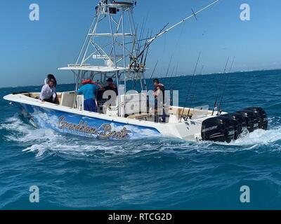 Coast Guard Station Marathon Crewmitglieder helfen bei der Entwässerung eines 39-Fuß-sportboote Februar 17, 2019 rund 12 Meilen südlich von Vaca Key, Florida. Um ca. 12:20, Key West Coast Guard Sektor watchstanders erhalten einen Notruf über UKW-FM-Radio Kanal 16 von der Crew der Sportboote, Sie nehmen auf Wasser, die aufgefordert, ein Coast Guard Station Marathon 33-Fuß-Special Purpose Handwerk - Strafverfolgung Crew zu starten. Küstenwache Stockfoto
