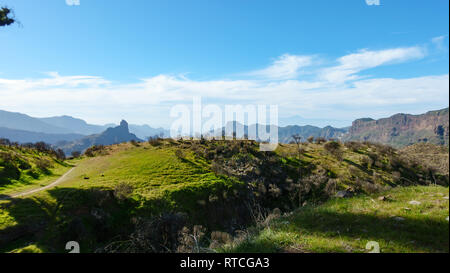 Landschaft der Kanarischen Inseln, in den bachground Roque Bentayga, Alta Vista und Teneriffa mit Pico del Teide, Spanien Stockfoto