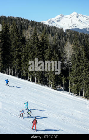 Kronplatz, Südtirol, Italien - 15. Februar 2019: die Menschen genießen Skifahren am Kronplatz Kronplatz in die verschneiten Dolomiten auf einen schönen s Stockfoto