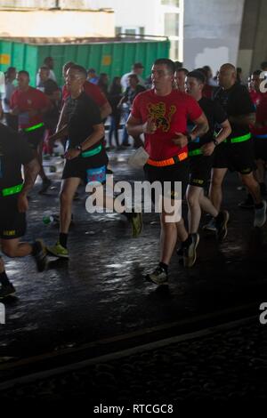 Soldaten des 25 Infanterie Division Partner mit der Gemeinschaft von Hawaii, wie Sie beteiligen sich an der 35. jährlichen grossen Aloha, 19.02.2019, in der Innenstadt von Honolulu. Die GAR ist ein 8.35-Meile laufen aus dem Aloha Tower zum Leuchtturm von Aloha Stadium, das darauf abzielt, eine gesündere Insel durch Aloha zu fördern. Stockfoto
