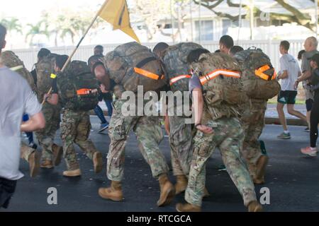 Soldaten des 25 Infanterie Division Partner mit der Gemeinschaft von Hawaii, wie Sie beteiligen sich an der 35. jährlichen grossen Aloha, Feb.18, 2019, in der Innenstadt von Honolulu. Die GAR ist ein 8.35-Meile laufen aus dem Aloha Tower zum Leuchtturm von Aloha Stadium, das darauf abzielt, eine gesündere Insel durch Aloha zu fördern. Stockfoto