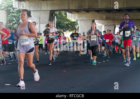 Soldaten des 25 Infanterie Division Partner mit der Gemeinschaft von Hawaii, wie Sie beteiligen sich an der 35. jährlichen grossen Aloha, Feb.18, 2019, in der Innenstadt von Honolulu. Die GAR ist ein 8.35-Meile laufen aus dem Aloha Tower zum Leuchtturm von Aloha Stadium, das darauf abzielt, eine gesündere Insel durch Aloha zu fördern. Stockfoto