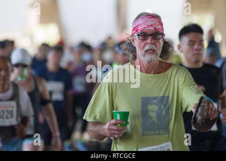 Soldaten des 25 Infanterie Division Partner mit der Gemeinschaft von Hawaii, wie Sie beteiligen sich an der 35. jährlichen grossen Aloha, Feb.18, 2019, in der Innenstadt von Honolulu. Die GAR ist ein 8.35-Meile laufen aus dem Aloha Tower zum Leuchtturm von Aloha Stadium, das darauf abzielt, eine gesündere Insel durch Aloha zu fördern. Stockfoto