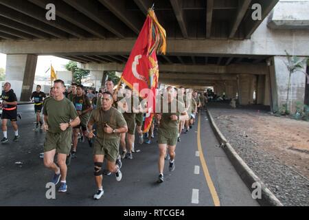 Soldaten des 25 Infanterie Division Partner mit der Gemeinschaft von Hawaii, wie Sie beteiligen sich an der 35. jährlichen grossen Aloha, Feb.18, 2019, in der Innenstadt von Honolulu. Die GAR ist ein 8.35-Meile laufen aus dem Aloha Tower zum Leuchtturm von Aloha Stadium, das darauf abzielt, eine gesündere Insel durch Aloha zu fördern. Stockfoto