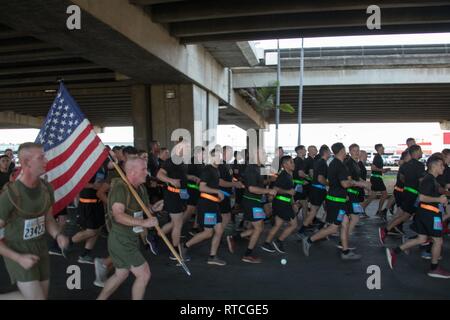 Soldaten des 25 Infanterie Division Partner mit der Gemeinschaft von Hawaii, wie Sie beteiligen sich an der 35. jährlichen grossen Aloha, Feb.18, 2019, in der Innenstadt von Honolulu. Die GAR ist ein 8.35-Meile laufen aus dem Aloha Tower zum Leuchtturm von Aloha Stadium, das darauf abzielt, eine gesündere Insel durch Aloha zu fördern. Stockfoto