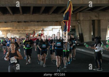 Soldaten des 25 Infanterie Division Partner mit der Gemeinschaft von Hawaii, wie Sie beteiligen sich an der 35. jährlichen grossen Aloha, Feb.18, 2019, in der Innenstadt von Honolulu. Die GAR ist ein 8.35-Meile laufen aus dem Aloha Tower zum Leuchtturm von Aloha Stadium, das darauf abzielt, eine gesündere Insel durch Aloha zu fördern. Stockfoto