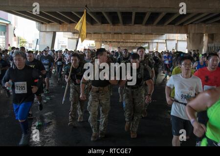 Soldaten des 25 Infanterie Division Partner mit der Gemeinschaft von Hawaii, wie Sie beteiligen sich an der 35. jährlichen grossen Aloha, Feb.18, 2019, in der Innenstadt von Honolulu. Die GAR ist ein 8.35-Meile laufen aus dem Aloha Tower zum Leuchtturm von Aloha Stadium, das darauf abzielt, eine gesündere Insel durch Aloha zu fördern. Stockfoto