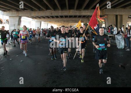 Soldaten des 25 Infanterie Division Partner mit der Gemeinschaft von Hawaii, wie Sie beteiligen sich an der 35. jährlichen grossen Aloha, Feb.18, 2019, in der Innenstadt von Honolulu. Die GAR ist ein 8.35-Meile laufen aus dem Aloha Tower zum Leuchtturm von Aloha Stadium, das darauf abzielt, eine gesündere Insel durch Aloha zu fördern. Stockfoto