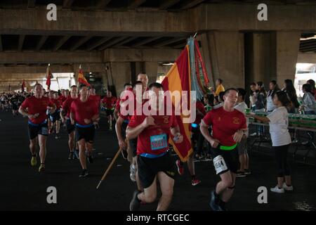 Soldaten des 25 Infanterie Division Partner mit der Gemeinschaft von Hawaii, wie Sie beteiligen sich an der 35. jährlichen grossen Aloha, Feb.18, 2019, in der Innenstadt von Honolulu. Die GAR ist ein 8.35-Meile laufen aus dem Aloha Tower zum Leuchtturm von Aloha Stadium, das darauf abzielt, eine gesündere Insel durch Aloha zu fördern. Stockfoto