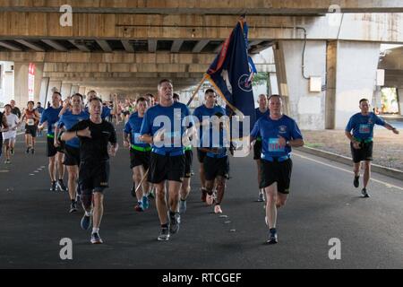Soldaten des 25 Infanterie Division Partner mit der Gemeinschaft von Hawaii, wie Sie beteiligen sich an der 35. jährlichen grossen Aloha, Feb.18, 2019, in der Innenstadt von Honolulu. Die GAR ist ein 8.35-Meile laufen aus dem Aloha Tower zum Leuchtturm von Aloha Stadium, das darauf abzielt, eine gesündere Insel durch Aloha zu fördern. Stockfoto