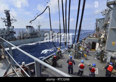 Golf von Thailand (Feb. 18, 2019) Der Herzog-Klasse Fregatte HMS Montrose (F 236) zieht neben dem Henry J. Kaiser-Klasse Flotte Auffüllung öler USNS Guadalupe (T-AO 200) während einer Auffüllung-auf-See bohren. Guadalupe ist die Durchführung von Operationen, die logistische Unterstützung der US-Navy und der alliierten Streitkräfte, die in den USA 7 Flotte Verantwortungsbereich. Stockfoto