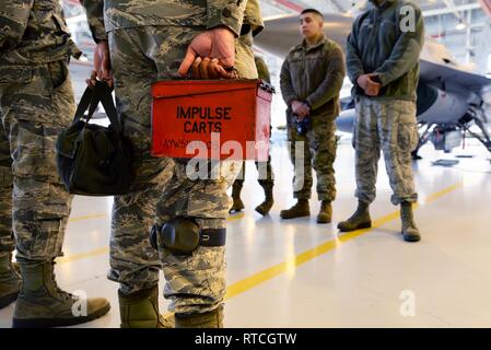 Waffen laden Crew Mitglieder aus den 31 Aircraft Maintenance Squadron Vorbereitung auf ein Minimum proficiency Anforderung Last bei Aviano Air Base, Italien, 19.02.2019. Waffen laden Besatzungsmitglieder müssen monatlich Munition lädt Ihre Zertifizierung zu halten. Stockfoto