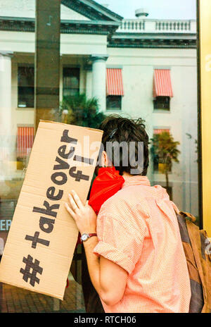 Cecelia O'Brien sieht im Fenster des Florida Capitol Complex Executive Tower am 20. Juli 2013, protestieren Rasse Profiling- und stand-your-ground. Stockfoto