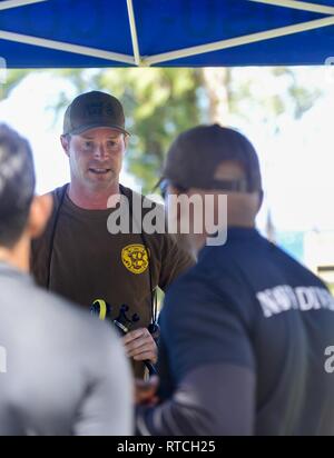 SANTA Rita, Guam (Feb. 19, 2019) Chief Marine Diver Kevin Chinn, Center, Mobile Tauchen und Bergung (MDSU) 1 Ausbildung zu Sri Lankan navy Taucher bietet während der Ausbildung, in der Vorbereitung für übung Zusammenarbeit flott Bereitschaft und Weiterbildung (CARAT) Sri Lanka 19 zugeordnet. Diese pre-übung Training wurde konzipiert, um die Sri Lankan Mannschaft mit Ausrüstungen und Praktiken, die bis zum Fall ab April vertraut zu machen. Stockfoto