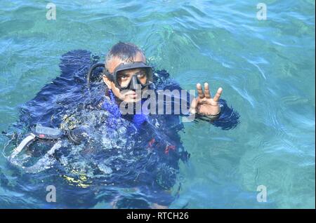 SANTA Rita, Guam (Feb. 19, 2019) Eine Sri Lankan navy Diver gibt das OK-Signal vor dem Eintauchen unter Wasser während der Ausbildung, in der Vorbereitung für übung Zusammenarbeit flott Bereitschaft und Weiterbildung (Karat), Sri Lanka, 19. Diese pre-übung Training wurde konzipiert, um die Sri Lankan Mannschaft mit Ausrüstungen und Praktiken, die bis zum Fall ab April vertraut zu machen. Stockfoto