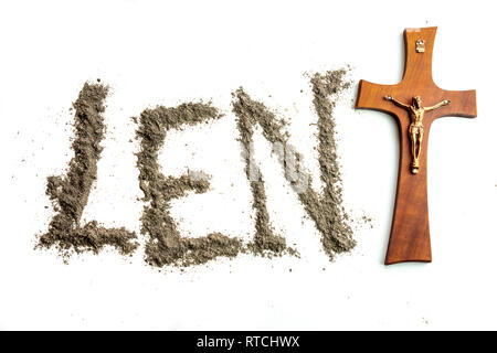 Die fastenzeit Wort geschrieben imit Asche und das christliche Kreuz als T Schreiben eine Religion Konzept Aschermittwoch auf isolierten weißen Hintergrund Stockfoto