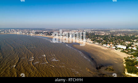 Luftaufnahme von Royan Strand bei Sonnenuntergang, in Chanrente Maritime Stockfoto