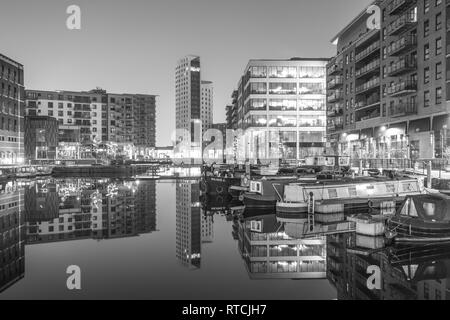 Reflexionen der günstig narrowboats und Apartments an der Leeds Dock Stockfoto