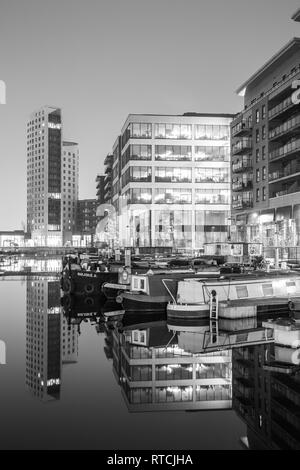 Reflexionen der günstig narrowboats und Apartments an der Leeds Dock Stockfoto