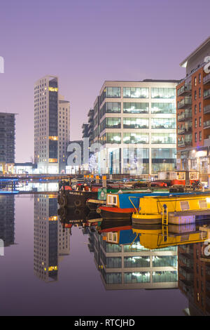 Reflexionen der günstig narrowboats und Apartments an der Leeds Dock Stockfoto