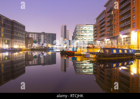 Reflexionen der günstig narrowboats und Apartments an der Leeds Dock Stockfoto