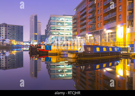 Reflexionen der günstig narrowboats und Apartments an der Leeds Dock Stockfoto