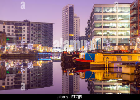 Reflexionen der günstig narrowboats und Apartments an der Leeds Dock Stockfoto