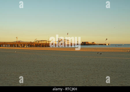 Stearns Wharf und West Strand bei Sonnenuntergang, Santa Barbara, Kalifornien, USA Stockfoto