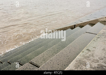 Die irische See gegen Beton wurde in cleveleys an der fylde-Küste in lancashire uk verstärkt Stockfoto