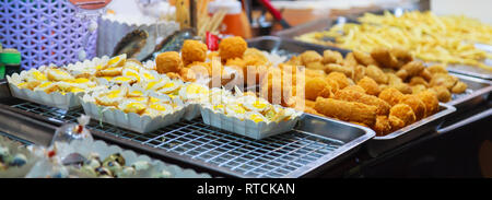 Sorten von traditionellen Thai Asiatische köstliche Street Food Dish, appetitliche Snacks auf den Marktständen in der Nacht essen. Essen reisen, Asien Kultur, Co Stockfoto