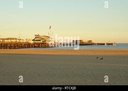 Stearns Wharf und West Strand bei Sonnenuntergang, Santa Barbara, Kalifornien, USA Stockfoto