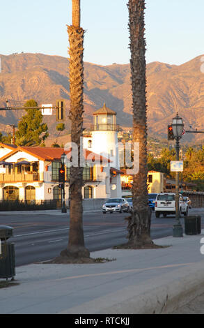 Blick über E Cabrillo Blvd zum Leuchtturm Gebäude (Bluewater Grill Restaurant) und fernen Santa Ynez Berge, Santa Barbara, Kalifornien, USA Stockfoto