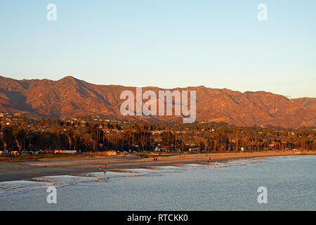 Sonnenuntergang Blick auf East Beach und den Santa Ynez Mountains, von Stearns Wharf, Santa Barbara, Kalifornien Stockfoto