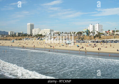 Blick auf den Strand von Santa Monica, Santa Monica Pier, Los Angeles County, Kalifornien, USA Stockfoto