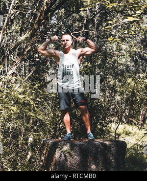 Junge Bodybuilder posing und entspannen in der Natur in Niederösterreich Stockfoto