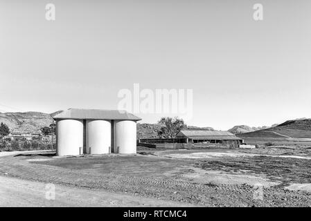 DWARSRIVIER, SÜDAFRIKA, 24. AUGUST 2018: Silos und eine Scheune an Dwarsrivier in der cederberg Mountains. Schwarzweiß Stockfoto