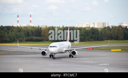 Flugzeug am Flughafen. Airbus A321. Offizielle Sommer spotting am Flughafen Pulkowo am 15 August, 2018, Russland, St. Petersburg Pulkovo Stockfoto