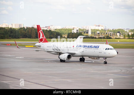 Flugzeug am Flughafen. Airbus A321. Offizielle Sommer spotting am Flughafen Pulkowo am 15 August, 2018, Russland, St. Petersburg Pulkovo Stockfoto