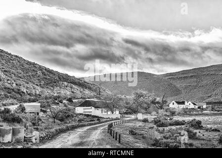 MATJIESRIVIER, SÜDAFRIKA, 27. AUGUST 2018: Blick auf die Büros der Matjiesrivier Naturschutzgebiet in den Cederberg Mountains. Schwarzweiß Stockfoto