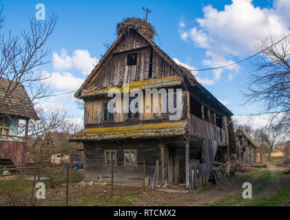 Eine verlassene historische Gebäude aus Holz, in dem kleinen Dorf Cigoc Dorf in Sisak-Moslavina County, zentrale Kroatien. Das Dorf ist berühmt für Stal Stockfoto