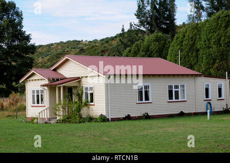 Restaurierte Neuseeland Eisenbahner Ferienhaus bei Reefton, West Coast, Neuseeland. Die Hütte war an seinen heutigen Standort verschoben und wiederhergestellt werden. Stockfoto