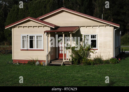 Restaurierte Neuseeland Eisenbahner Ferienhaus bei Reefton, West Coast, Neuseeland. Die Hütte war an seinen heutigen Standort verschoben und wiederhergestellt werden. Stockfoto