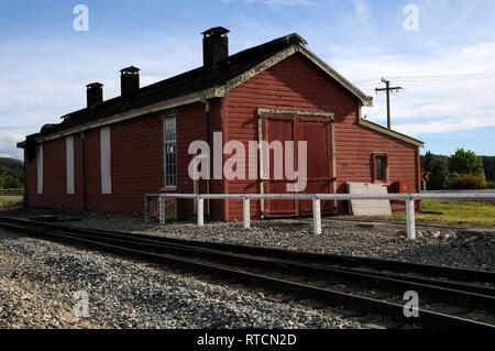 Die alte Eisenbahn bei Reefton Schuppen. Es war für die Misland Bahn über 1892. Es wurde ursprünglich an Taipoiti und 1907 nach Reefton verschoben. Stockfoto